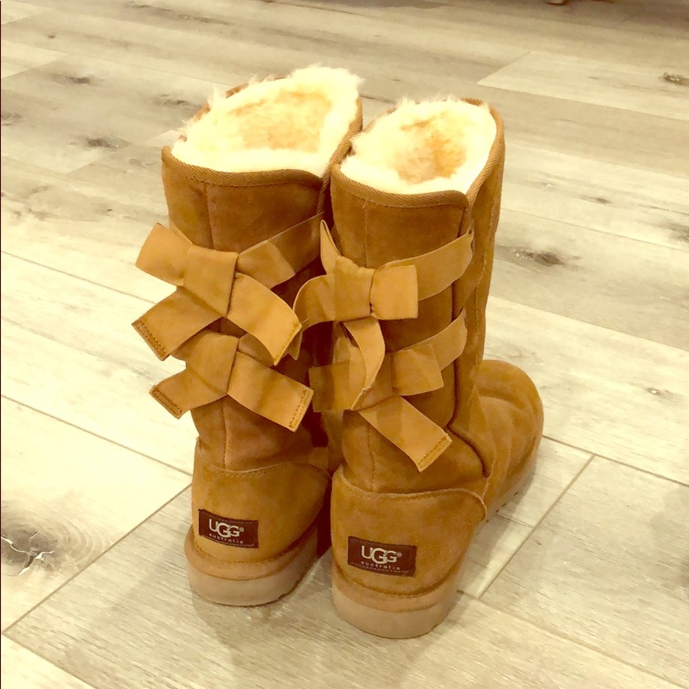 UGG boots with cute bows 😍